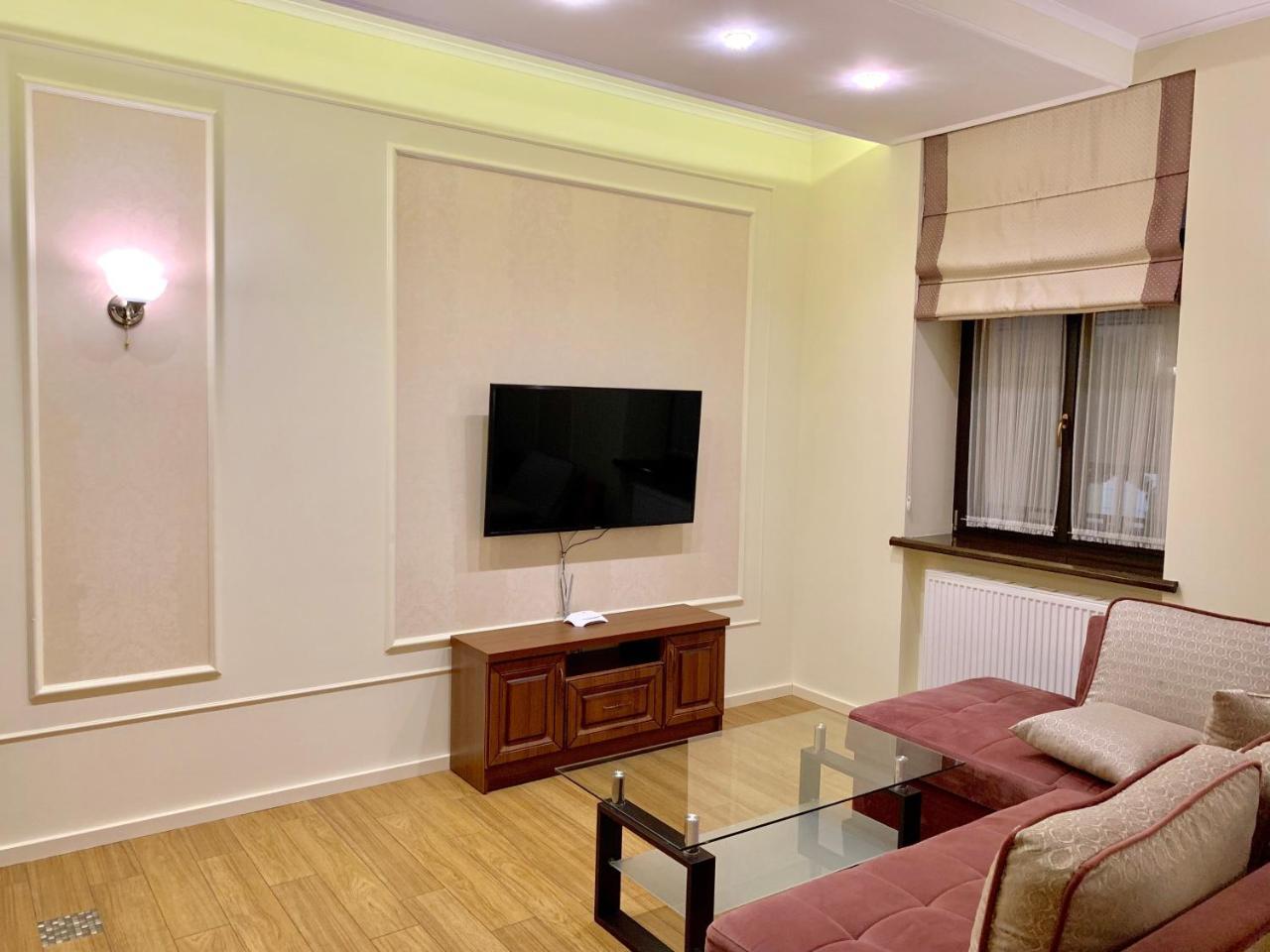 Two-Bedroom On Lesi Ukrainky Lviv Exteriör bild
