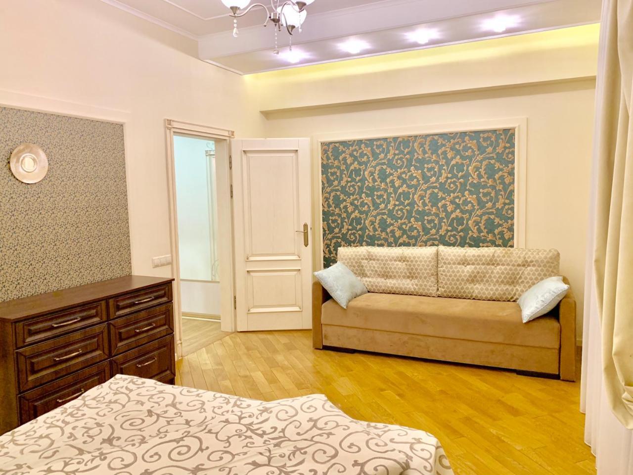 Two-Bedroom On Lesi Ukrainky Lviv Exteriör bild
